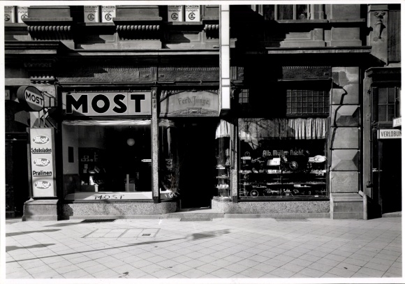 Foto Braunschweig, Damm 1, Geschäft Most Schokoladen, Alb. Müller Nachf., Schaufenster, Ferd. Junge
