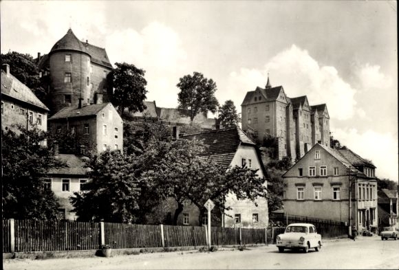 Postcard Nossen in Saxony, castle, buildings, street scene, old cars