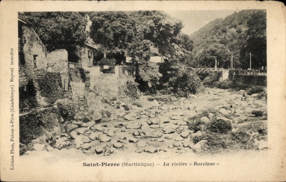 Ak Saint Pierre Martinique, Fluss Roxelane, Bäume, Häuser, Schwarz-Weiß-Foto