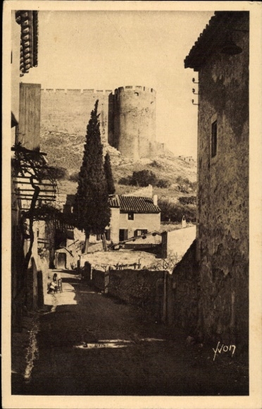 Postcard Villeneuve lès Avignon Gard, a Vieille Rue dominee by the Fort St-Andre