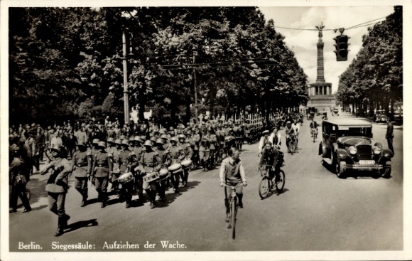 Ak Berlin Tiergarten, Aufziehen der Wache vor der Siegessäule