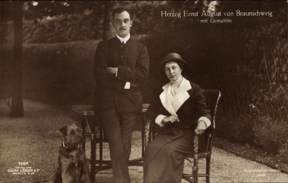 Postcard Duke Ernst August of Brunswick, Princess Victoria Luise of Prussia, dog, Liersch 7667