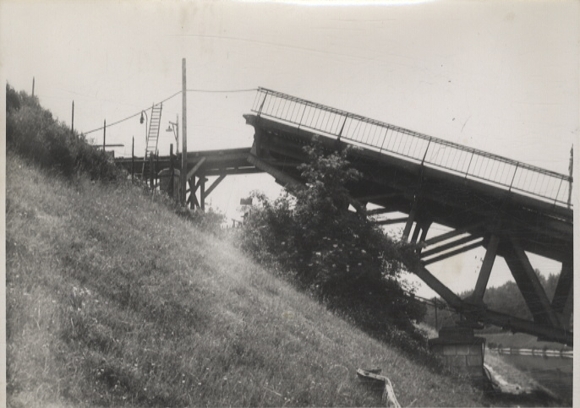 Original Fotos Berlin Tempelhof, zerstörte Germelmann-Brücke, um 1945/46, ca. 12 x 17 cm
