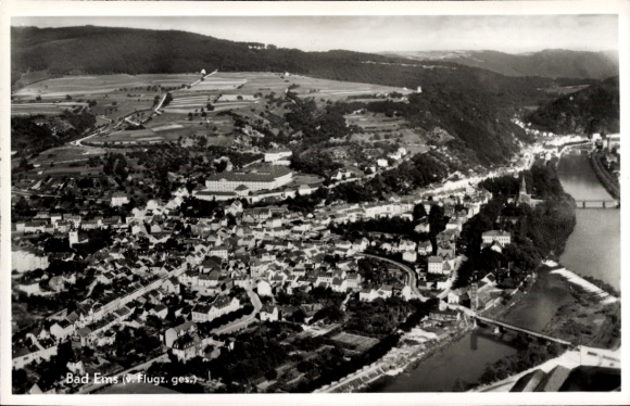 Ak Bad Ems an der Lahn, Luftaufnahme von  Fluss und Stadtansicht, Landschaft mit Feldern