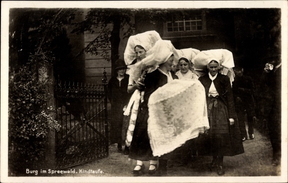 Ak Burg im Spreewald, vrouwen in klederdracht, doop