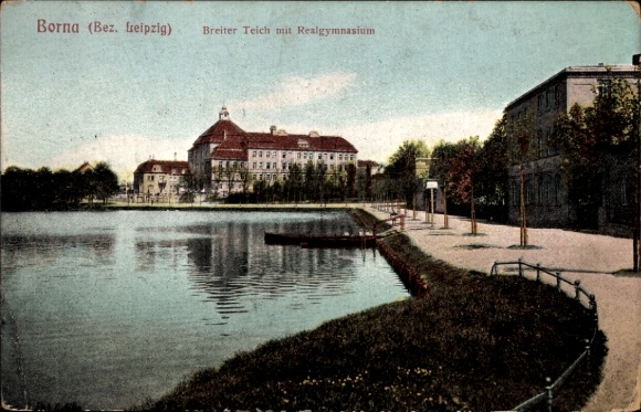 Ak Borna in Sachsen,  Breiter Teich, Realgymnasium, Wasser, Bäume, Ufer