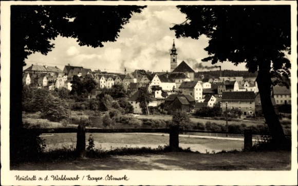 Ak Neustadt an der Waldnaab im Oberpfälzer Wald, Gesamtansicht der Stadt, Kirche