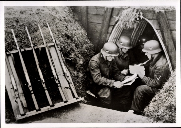 Photo Heinrich Hoffmann, reading the field post, December 1939