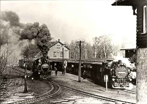 Ansichtkaart Bertsdorf in Oberlausitz, smalspoor naar Jonsdorf/Oybin, treinstation, stoomlocomotieven