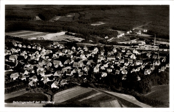 Ak Behringersdorf Schwaig bei Nürnberg Mittelfranken, Fliegeraufnahme, Panorama vom Ort, Bahnstrecke