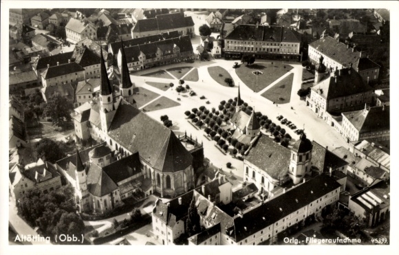 Ak Altötting in Oberbayern, Luftaufnahme, Altötting mit Kirche und Platz, viele Gebäude, ruhige U
