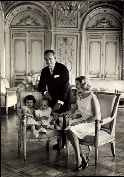 Postcard Le Prince Rainier III, La Princesse Grace, Le Prince Albert, La Princesse Caroline