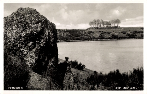 Postcard Schalkenmehren in the Eifel, Weinfelder Maar, Totenmaar, Pilatusstein, church