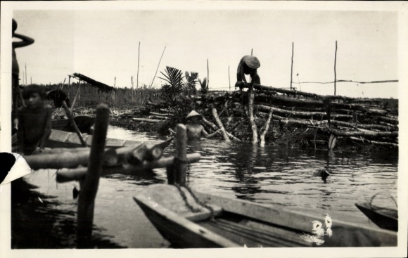 Photo Vietnam, workers stacking trees, boat