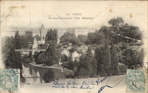 Ak Paris XIX Buttes Chaumont, Buttes-Chaumont Park met een meer, een brug, veel bomen en...