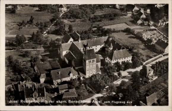 Ak Insel Reichenau Bodensee, Luftbild der Benediktiner Abtei, Landschaft, Flugzeugaufnahme