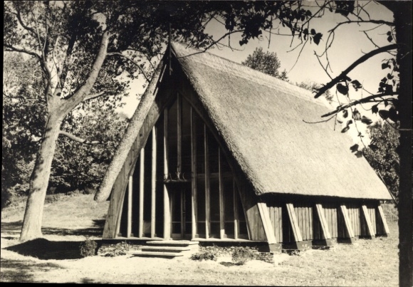 Postcard Ostseebad Ahrenshoop Fischland, church of thatched building, surrounded by trees