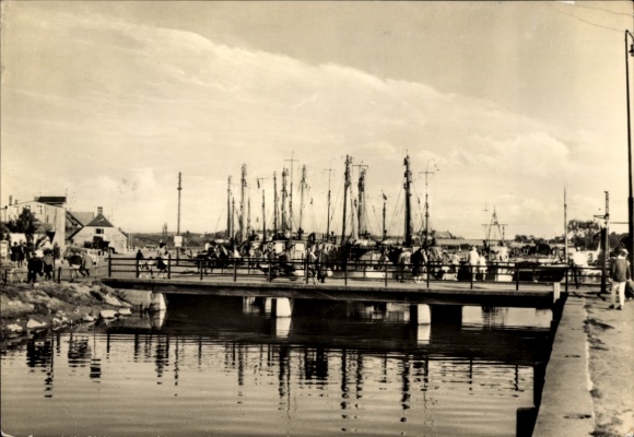 Ak Wolgast in Mecklenburg Vorpommern, Hafen mit Booten, Brücke, Menschen, Wolken, Wasser