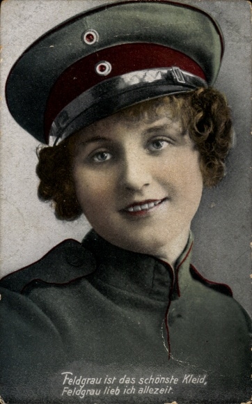 Ak Feldgrau ist das schönste Kleid, Feldgrau lieb ich allezeit, Frau in Uniform