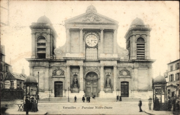 Ak Versailles Yvelines, Vorderansicht der Paroisse Notre-Dame, Uhr, Menschen, Straßenlaternen