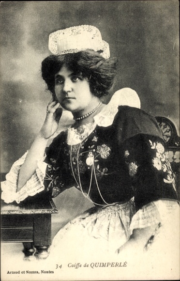 Postcard Quimperlé Finistère, woman in folk costume
