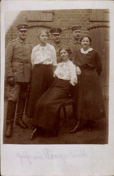 Photo Postcard three women and three soldiers in front of a house wall, Tangerhütte