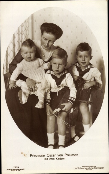 Postcard Countess Ina Marie von Bassewitz, wife Prince Oskar of Prussia, children, portrait
