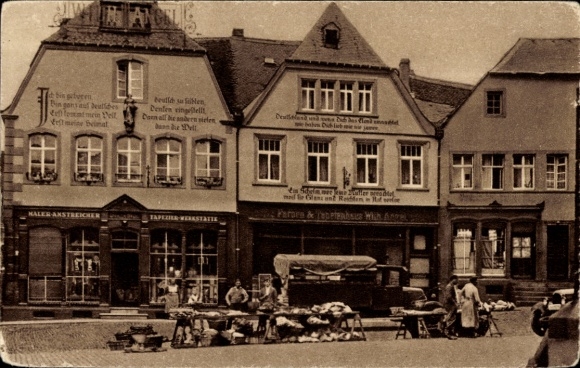 Postcard Sankt Wendel Saarland, houses with confessional sayings on the cathedral square, market stalls