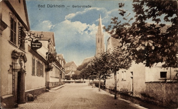 Ak Bad Dürkheim in der Pfalz,  Gerberstraße, Straße mit Bäumen, Kirche im Hintergrund