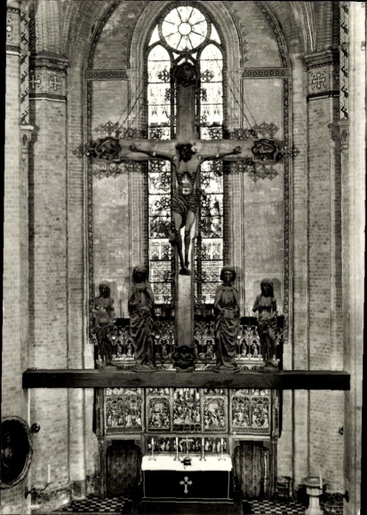Postcard Güstrow in Mecklenburg, crucifixion scene, church interior, altar rooms, historical architecture