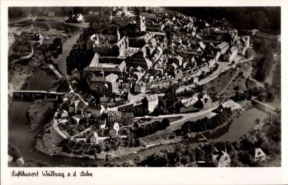 Ak Weilburg an der Lahn Hessen, Luftaufnahme von Weilburg, Wasserläufe,  Stadtarchitektur