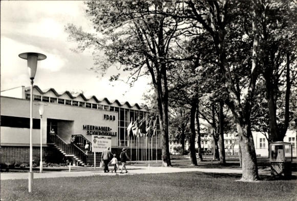 Ak Ostseebad Kühlungsborn, FDGB Meerwasser Schwimmhalle, Bäume, Flaggen, Besucher
