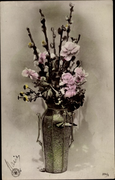 Postcard bouquet of flowers in a vase, NPG 354/9