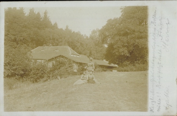 foto Ak Boltenmühle Gühlen Glienicke Neuruppin in Brandenburg, vrouwen in een weiland