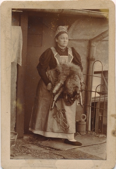 CdV Portrait, farmer&#39;s wife with fur and carpet beater