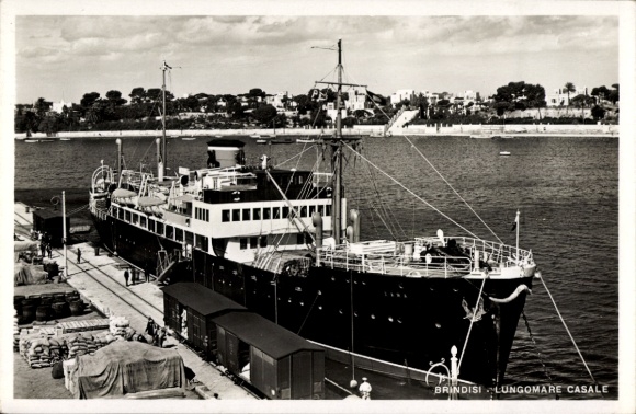 Ak Brindisi Puglia, Lungomare Casale, Damprfer im Hafen, Fracht