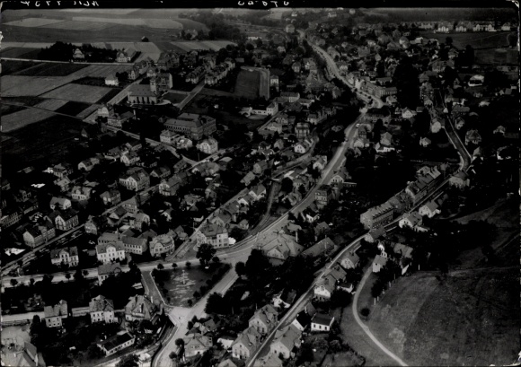 Ak Ellefeld Vogtland, S/W-Foto einer Stadt, die von oben fotografiert wurde. Man kann viele kl...