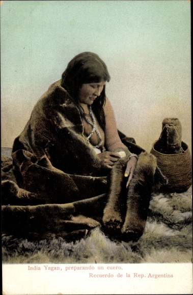Postcard Argentinien, India Yagan, preparing a leather