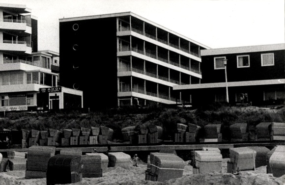 Photo North Sea resort Wangerooge in East Frisia, Haus Poseidon, Peterstraße 18, beach chairs