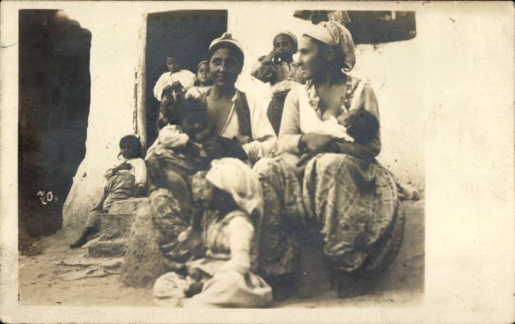 Photo Postcard Macedonia, mothers with babies at the breast, I. WK, Sinti