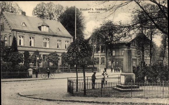 PC Hamburg Eimsbüttel Niendorf, market square, war memorial