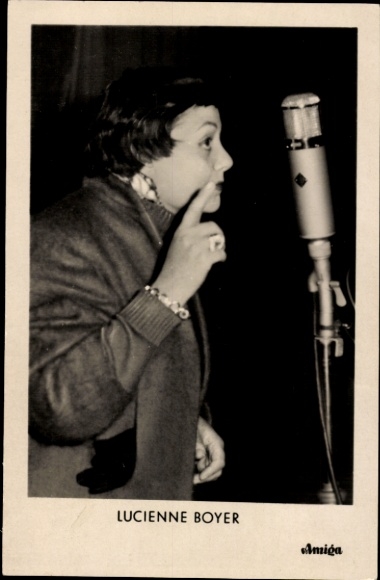 Piosenkarka Lucienne Boyer, mikrofon