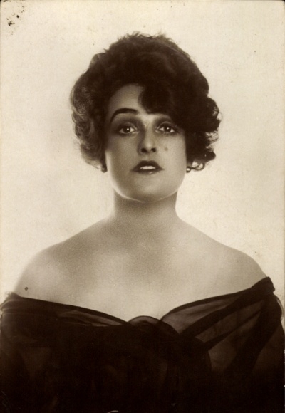 Postcard actress Fera Andra, portrait, dress, Ross 325/1, autograph