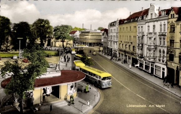 Ak Lüdenscheid im Märkischen Kreis, Schloss Oedenthal, Markt mit Straßenbahn, Bürgersteig und ...