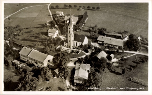 Ak Miesbach in Oberbayern, Flugaufnahme von Jrschenberg, Kirche, Felder, Wiesen