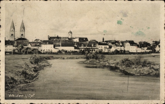 Ak Weiden in der Oberpfalz, Stadtansicht mit Fluss, zwei Kirchtürmen, Gebäude, vintage Stil