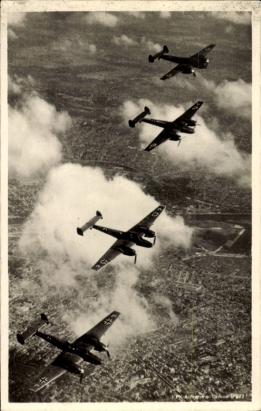 Ak Schwarm Zerstörer Me 110 auf dem Feindflug, Messerschmidt, Deutsche Wehrmacht, Luftwaffe