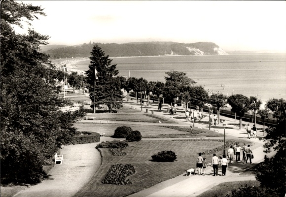 Ak Ostseebad Göhren auf Rügen, Aussicht auf den Strand, Promenade, Spaziergänger, Bäume und Ga...