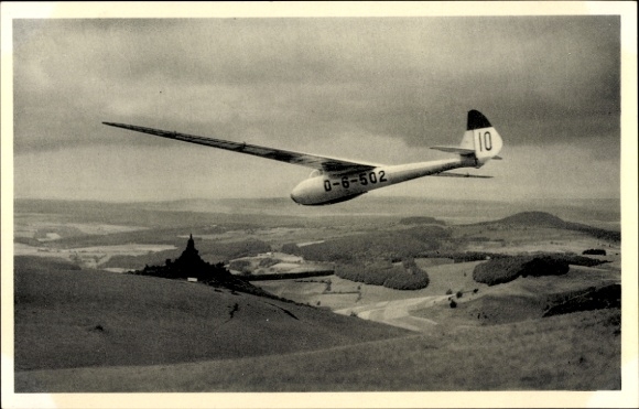 Ak Gersfeld in der Rhön Hessen, Wasserkuppe, Fliegerdenkmal, Segelflugzeug D-6-502