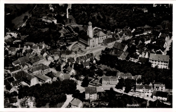 Ak Stockach im Hegau Baden, luchtfoto van de mooie oude stad, kerk, bomen
